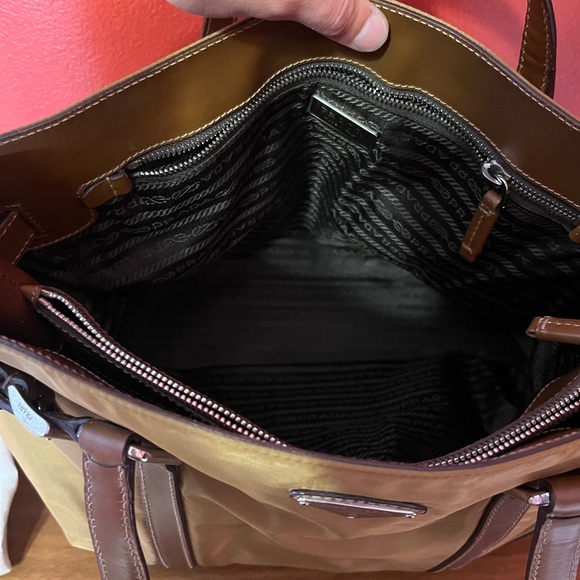 Authentic Prada handbag - Picture 7 of 9